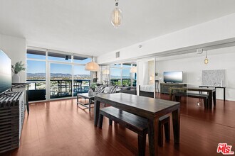 Building Photo - 13700 Marina Pointe Dr