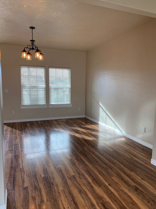Building Photo - Beautiful 3 bedroom 2.5 bath home with hug...