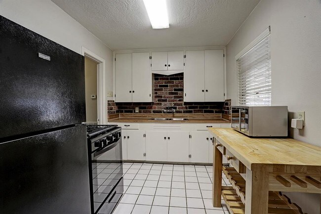 Building Photo - 7007 Housman