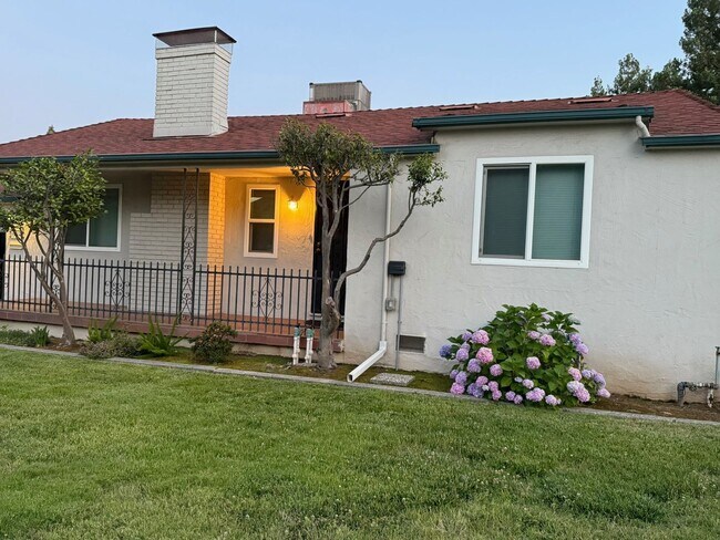 Foto del edificio - Spacious 3 bed 2 bathroom with 2 car garage
