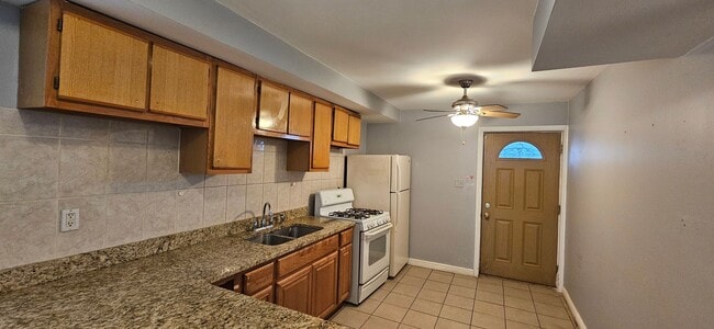 Foto del edificio - 2444 W Homer St