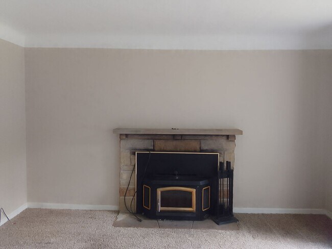 Foto del edificio - 3 bedroom Bungalow with finished basement..