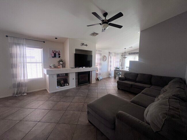 Foto del edificio - 8021 W Joedad Terrace