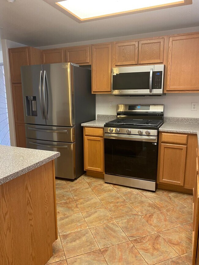 Building Photo - Beautiful & Ready for Immediate Move-In