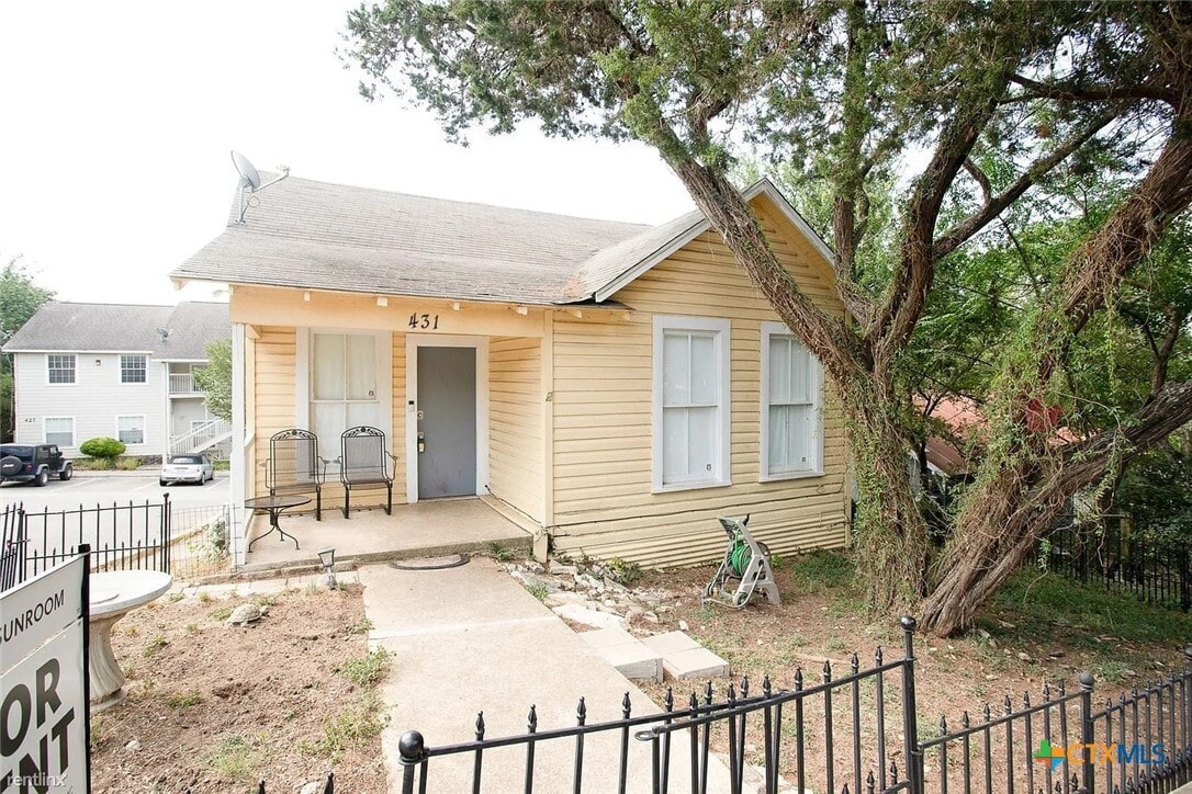 Primary Photo - 431 Lindsey St