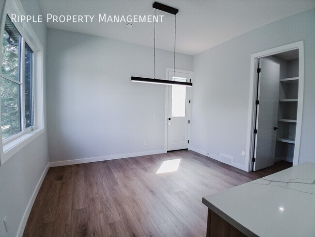 Photo du bâtiment - BRAND NEW 3-BEDROOM UPPER CORNER UNIT | CENTRAL AC | OUTDOOR DECK
