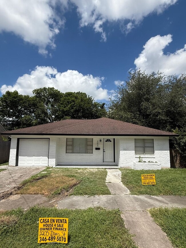 Building Photo - 2205 Davis St