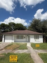 Building Photo - 2205 Davis St
