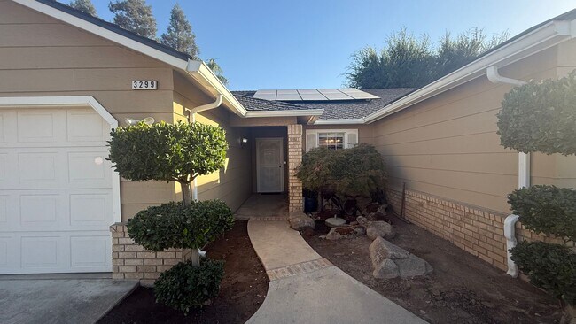 Foto del edificio - 3-bedroom, 2-bathroom home located in the ...