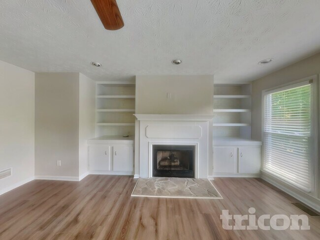 Foto del edificio - 325 Cypress Ln