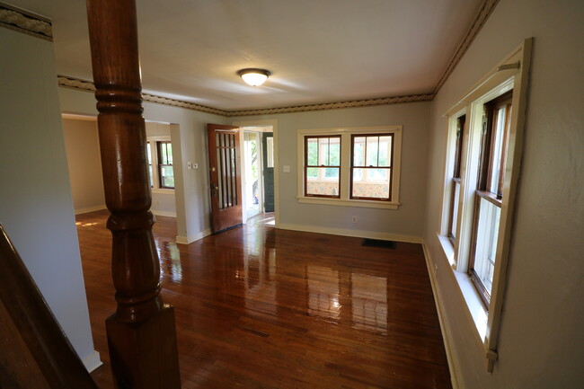 Building Photo - 1610 Summit Ln