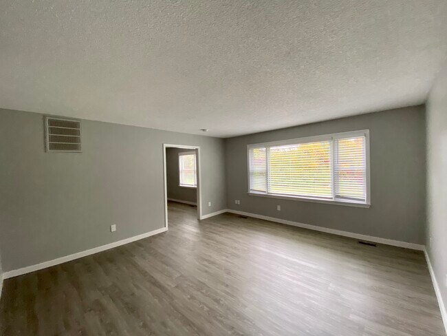 LIVING ROOM/F-H - Marshfield Apartments