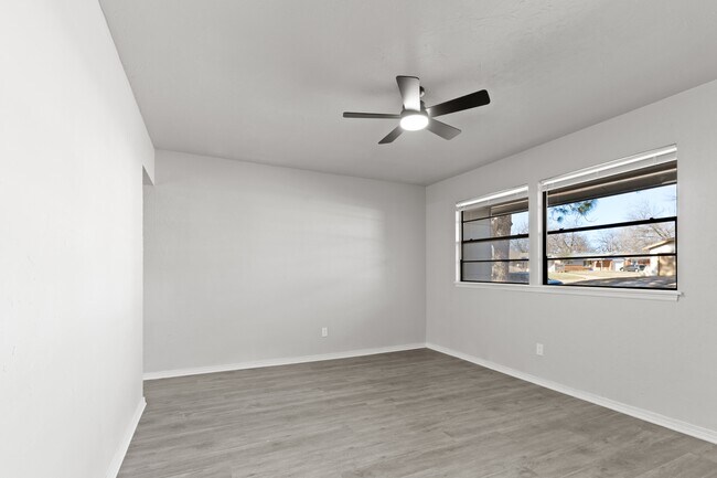 Foto del edificio - 1304 Pinewood Ct