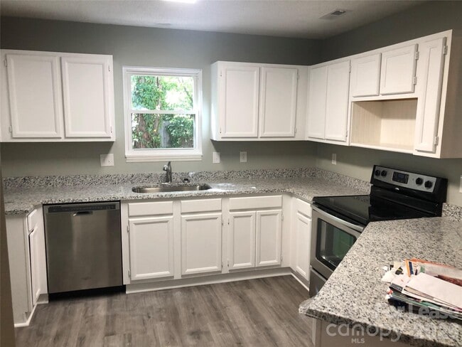 Building Photo - 3700 Sandberry Dr