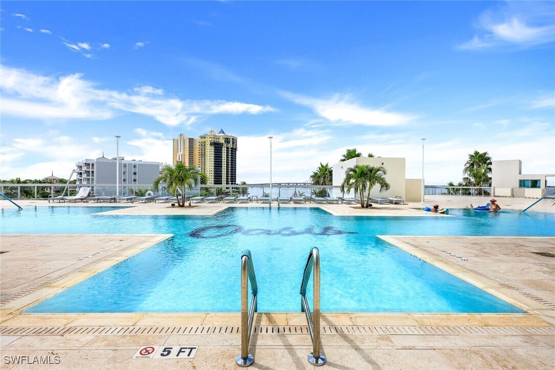 Foto principal - 3000 Oasis Grand Blvd