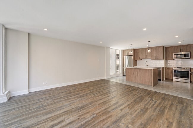 Building Photo - 227 E Walton Pl