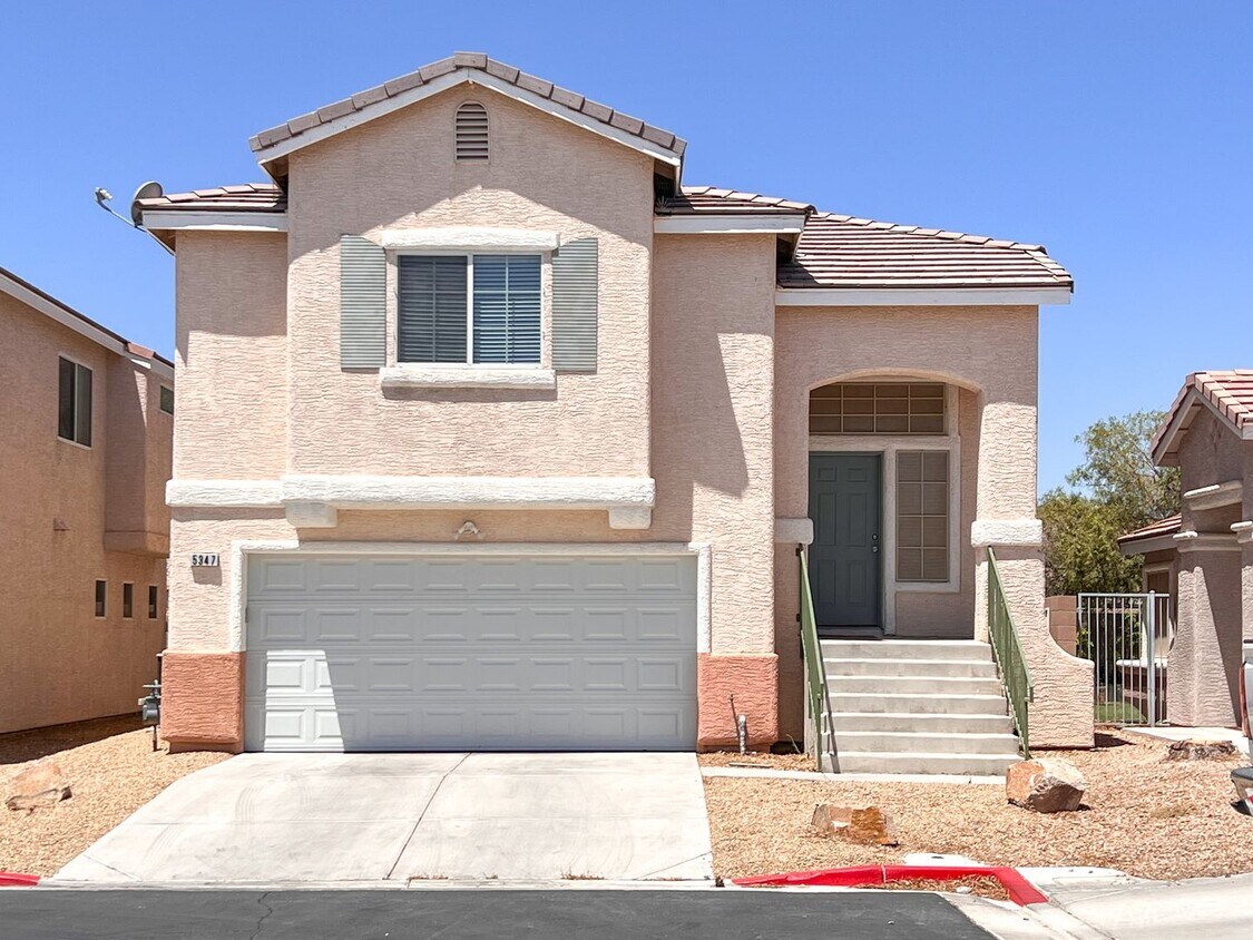 Foto principal - 3 Bed, 3 Bath Split-Level Home in Gated Co...