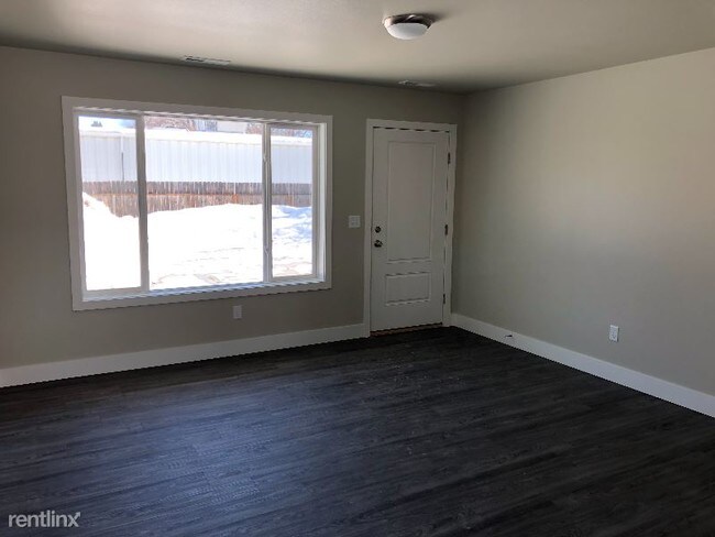 Building Photo - 912 Midway Ln