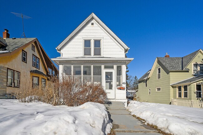 Building Photo - 1009 Magnolia Ave E