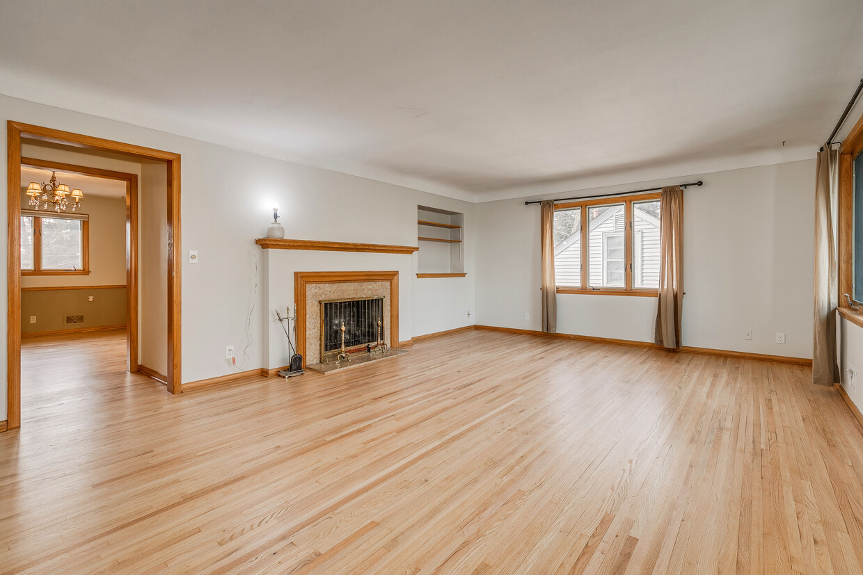 Large open living room with lots of natural light. - 5707 Goodrich Ave