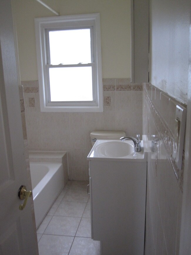 Building Photo - 329 Viviney St