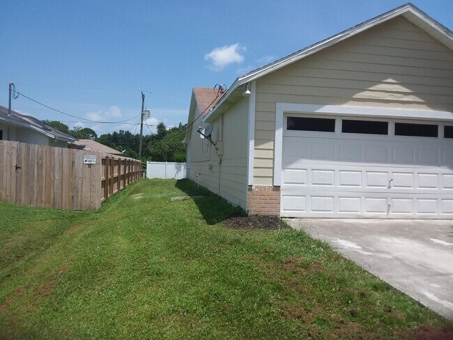 Foto del edificio - 161 SW Grimaldo Terrace