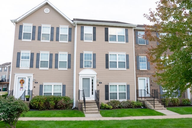 Building Photo - 928 NE Kamies Ln