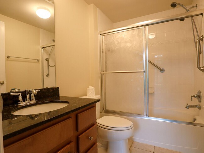 Foto del edificio - 4BR Corner Townhome in West Broad Village
