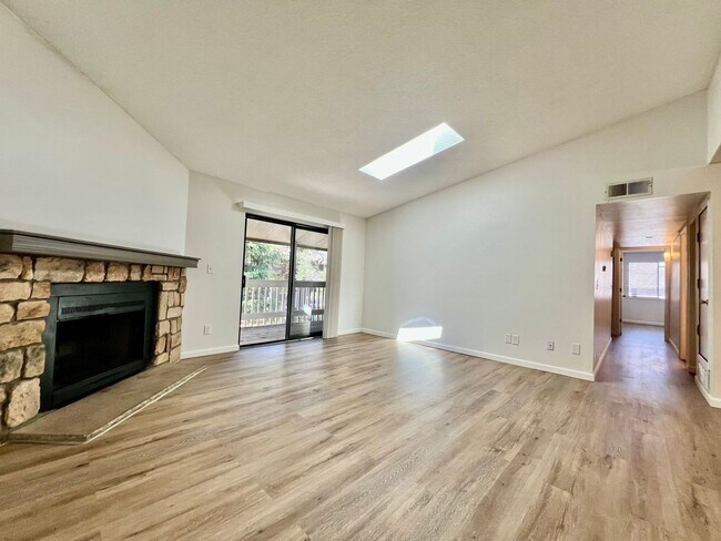 Building Photo - Fantastic 3-bedroom, 2-bathroom condo in desirable community