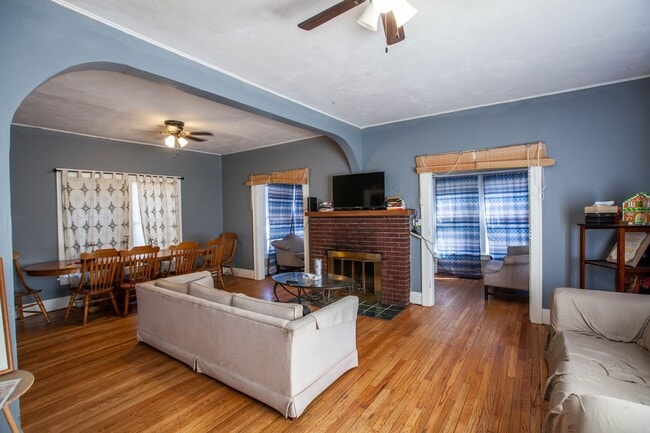 Building Photo - Stand Alone House 1 Block to Campus + Lots...