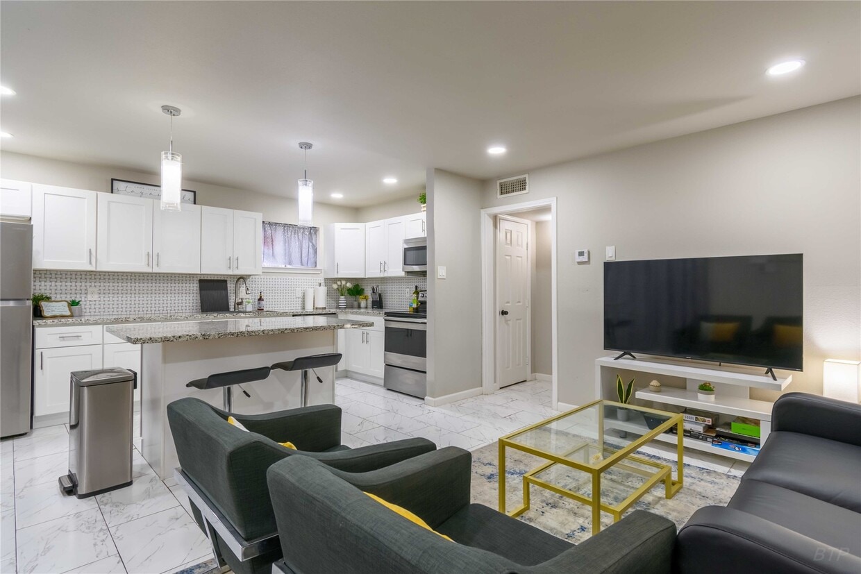 Foto principal - 8110 Albacore Dr