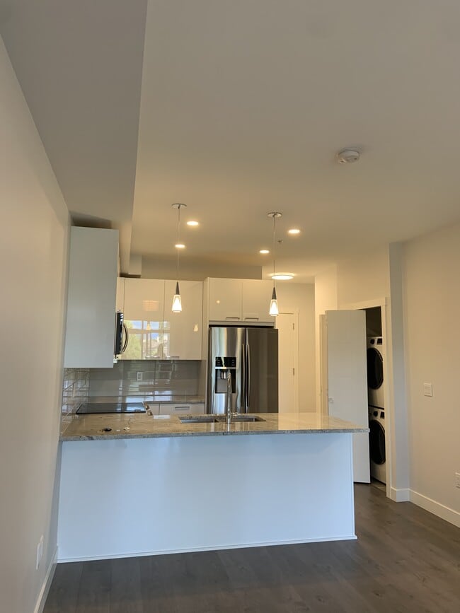 Building Photo - 20686 Eastleigh Crescent