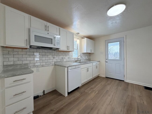 Building Photo - R247 Darr St