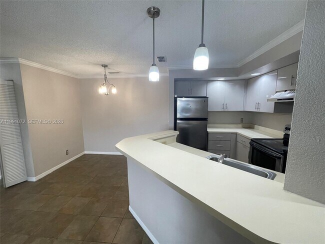 Foto del edificio - 3390 Pinewalk Dr N