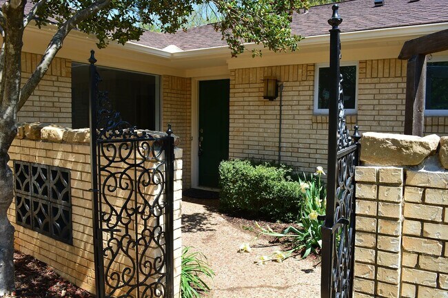 Foto del edificio - 1821 E Cedar Elm Dr