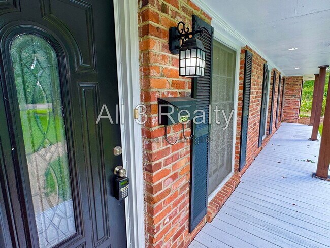 Building Photo - 2557 Woodley Rd
