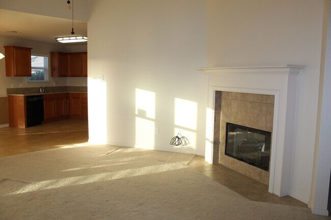 Foto del edificio - 4 BEDROOM, EASY COMMUTE