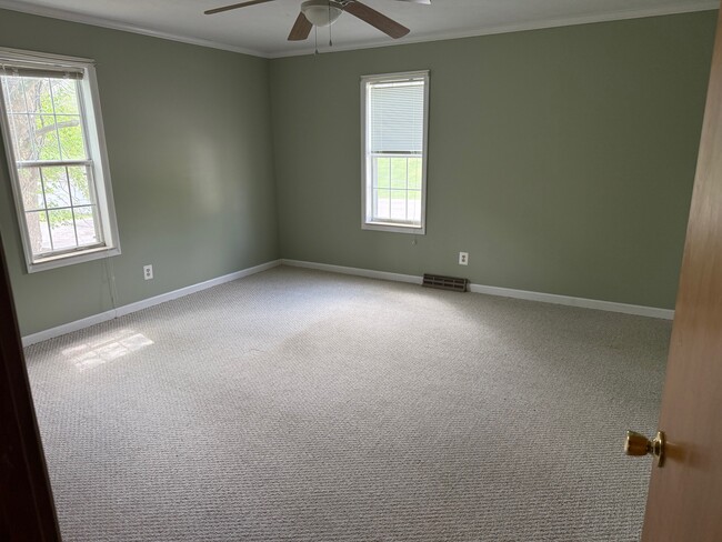 Large Bedroom - 201 N Lancaster St