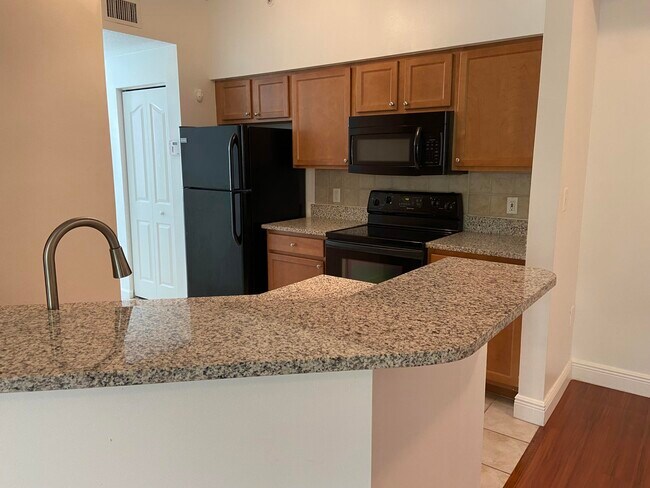 Foto del edificio - 9825 Baywinds Blvd