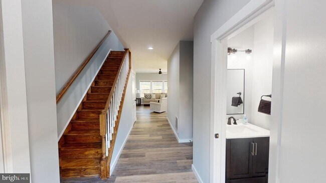 Building Photo - 446 W Gravel Ln