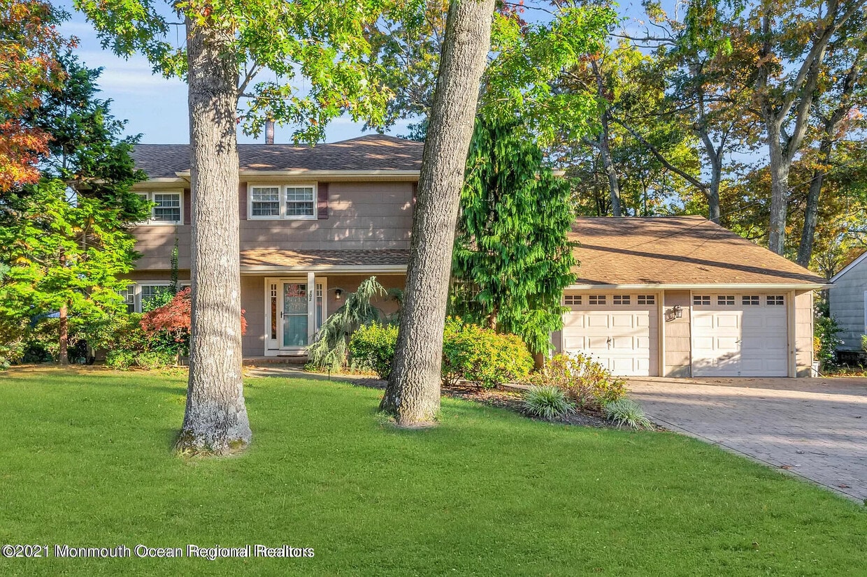 102 Oak Ridge Pkwy, Toms River, NJ 08755 House for Rent in Toms River