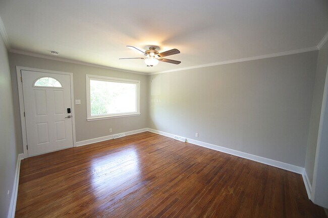 Building Photo - Charming Bungalow