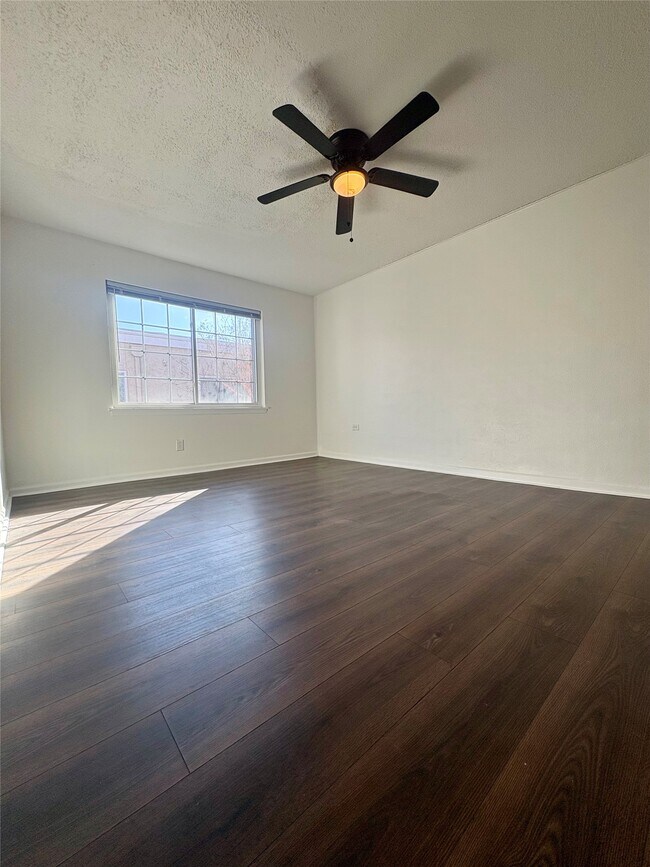 Foto del edificio - 2744 Briarhurst Dr