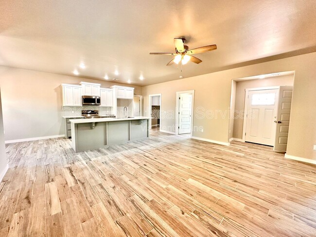 Foto del edificio - 2184 Hilltop Ln