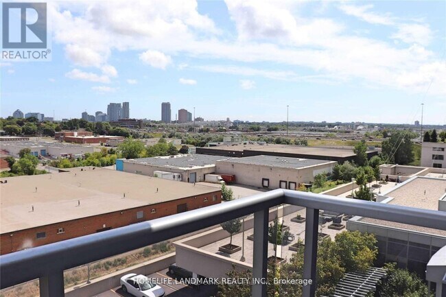 Photo du bâtiment - 181 Village Green Square