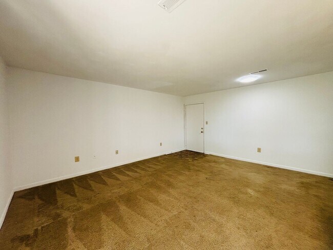 Building Photo - 833 Claytor Square