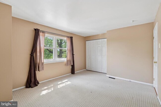 Foto del edificio - 525 Village Ln.
