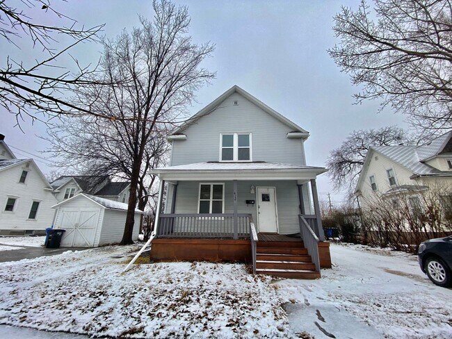 Building Photo - 4 Bedroom near Downtown Fargo!