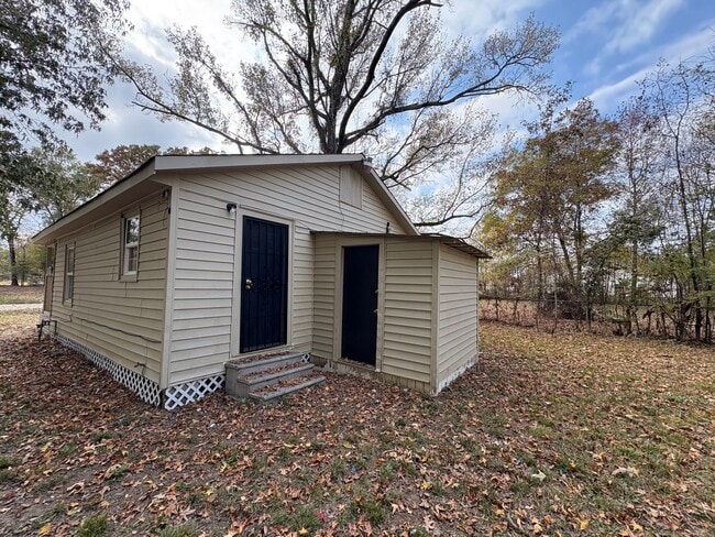 Foto del edificio - Nice house on large lot with low traffic