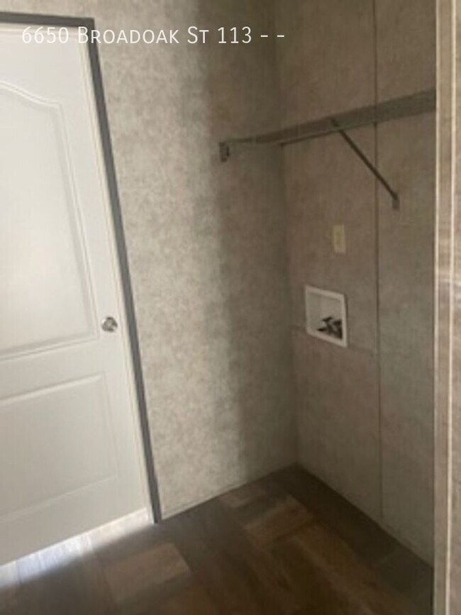 Foto del edificio - 6650 Broadoak St